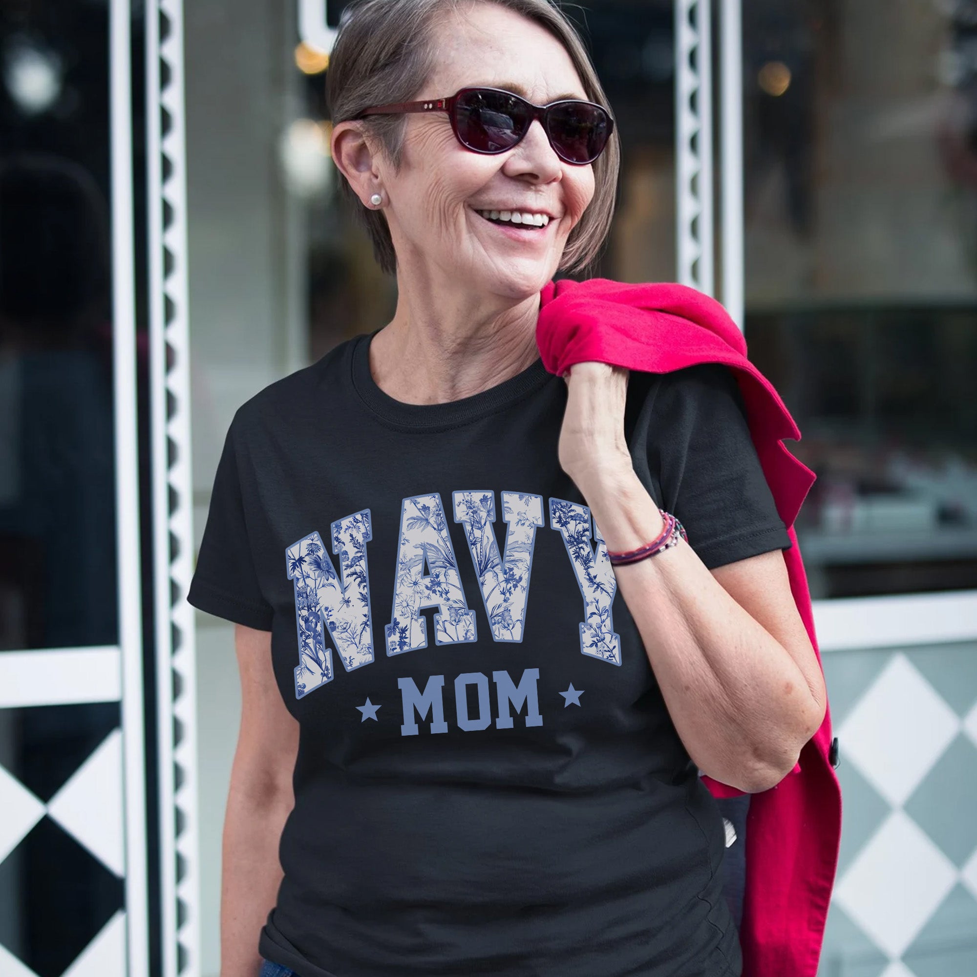 Navy Mom Blue Vintage Floral Pattern US Navy Military Veteran Patriotic Gift For Mom T-Shirt