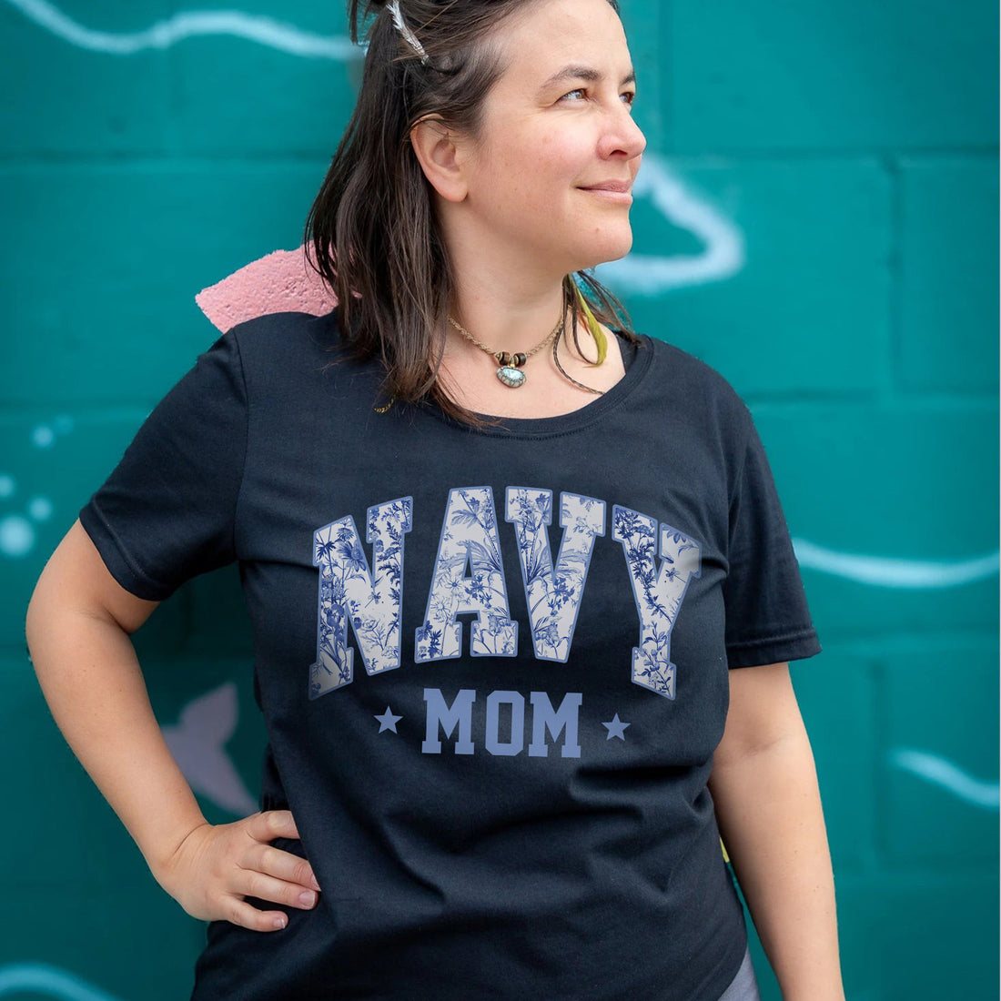 Navy Mom Blue Vintage Floral Pattern US Navy Military Veteran Patriotic Gift For Mom T-Shirt