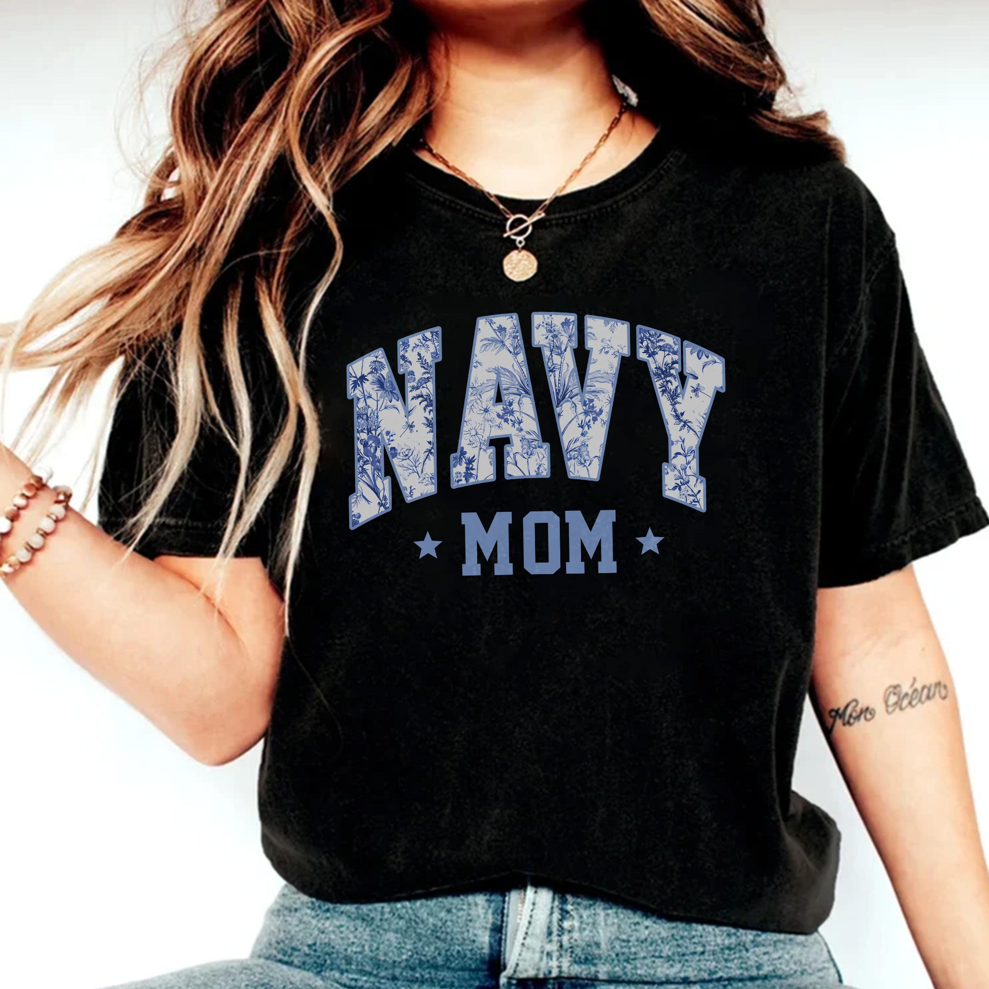 Navy Mom Blue Vintage Floral Pattern US Navy Military Veteran Patriotic Gift For Mom T-Shirt