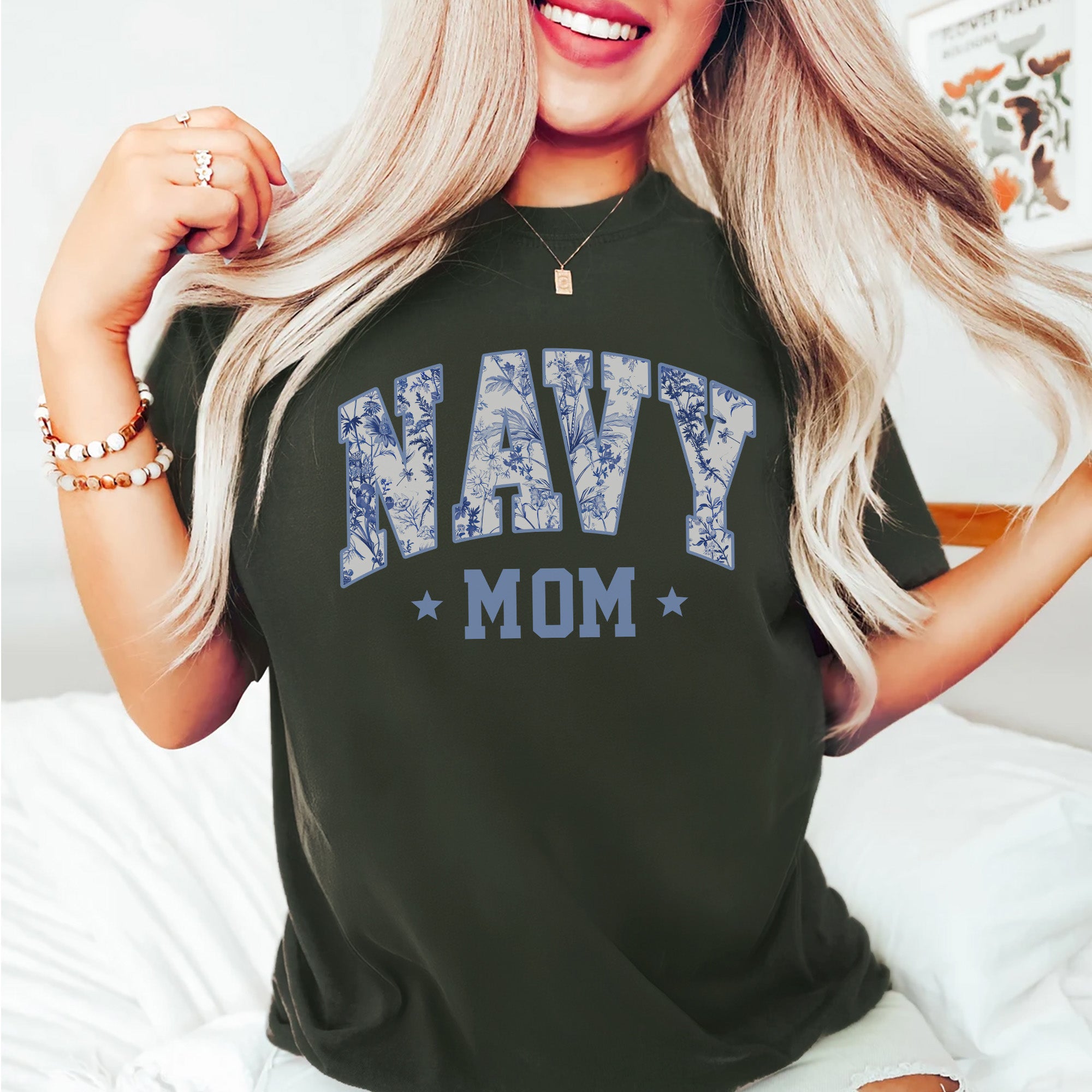 Navy Mom Blue Vintage Floral Pattern US Navy Military Veteran Patriotic Gift For Mom T-Shirt